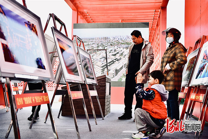 图为人们在参观作品展。通讯员殷盼 曹立峰摄