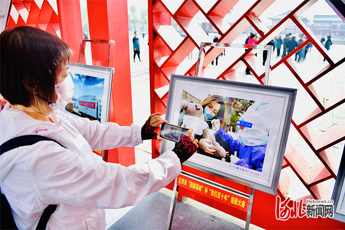 图为人们在参观作品展。通讯员殷盼 曹立峰摄