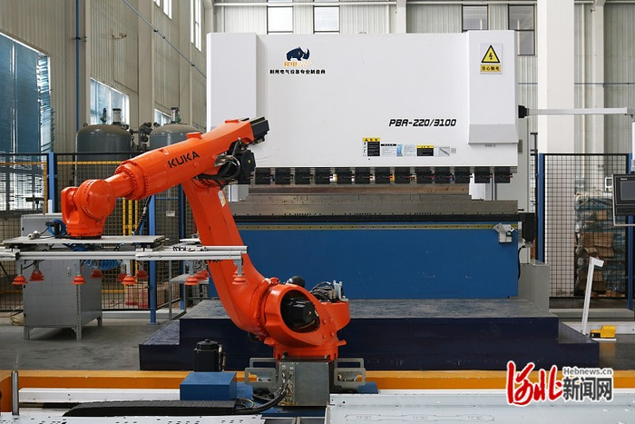近日，科畅电气有限公司自动化车间内，机器人正在进行环网柜生产作业。 河北日报通讯员 连硕摄