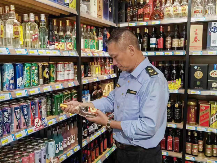 　　海口市市场监督管理局秀英分局执法人员对白酒进行检查。海口市市场监督管理局秀英分局供图