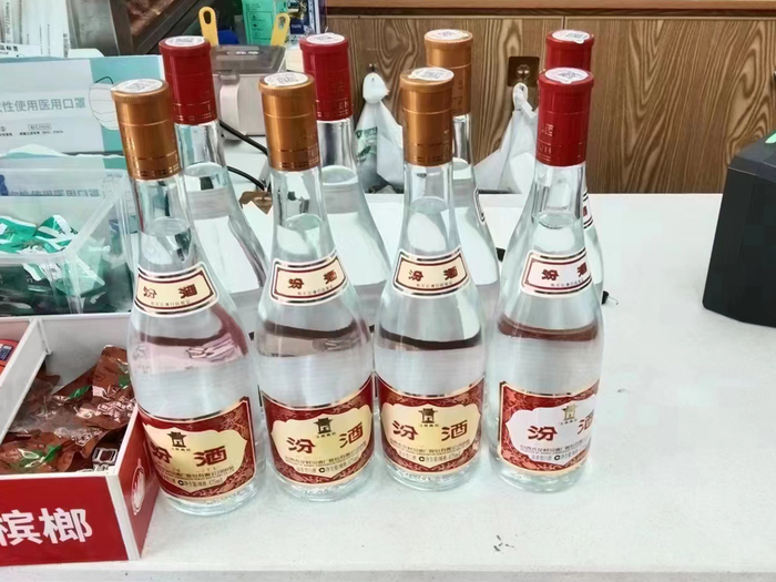 　　执法人员现场发现的涉嫌侵权白酒。海口市市场监督管理局秀英分局供图