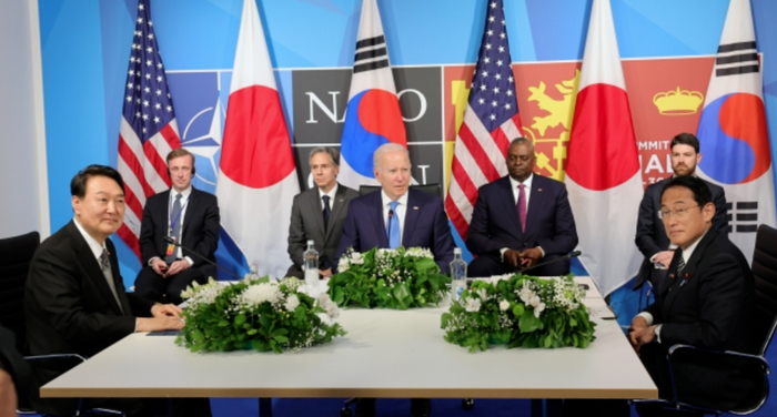 韩美日三国首脑于当地时间2022年6月29日下午在西班牙马德里国际会议场举行首脑会谈。左起为韩国总统尹锡悦、美国总统拜登、日本首相岸田文雄。图：韩媒
