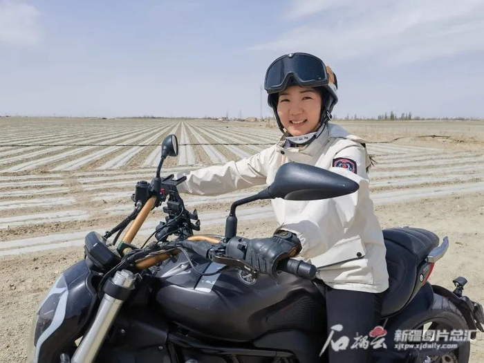 4月12日，直播结束后，莫晓钰骑着心爱的摩托车又赶往下一个直播地。石榴云/新疆日报记者杜建辉摄