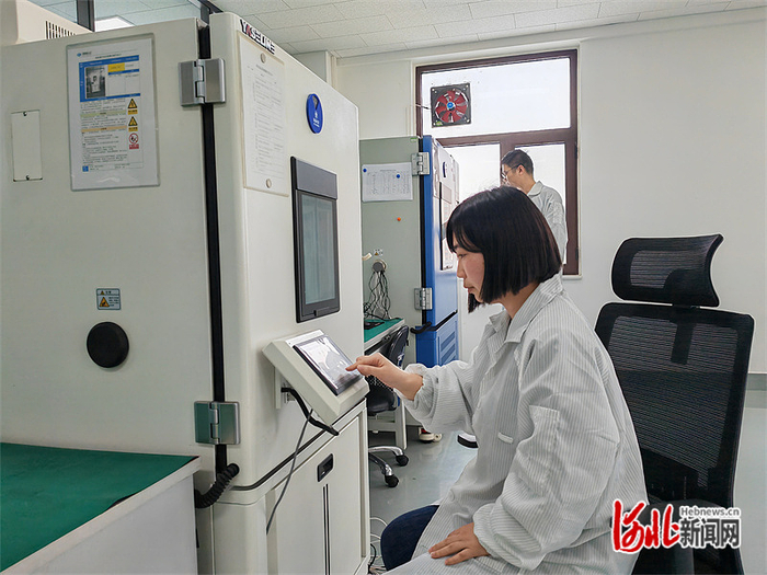 日前，保定飞凌测试工程师正在进行嵌入式板卡的高低温试验。河北日报记者 李连成摄