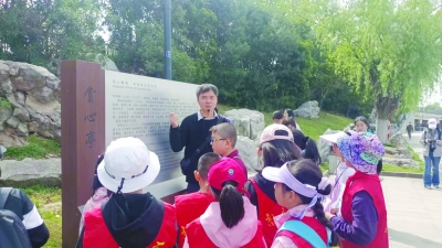 南京老门西文化守望者协会志愿者谢轶才给小记者们讲赏心亭的典故。