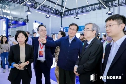 图:中国卫生信息与健康医疗大数据学会会长金小桃、国家卫生健康委规划发展与信息化司司长毛群安莅临展台参观指导