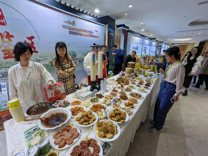 现场展示的部分淮扬美食。洁文 佐春 摄