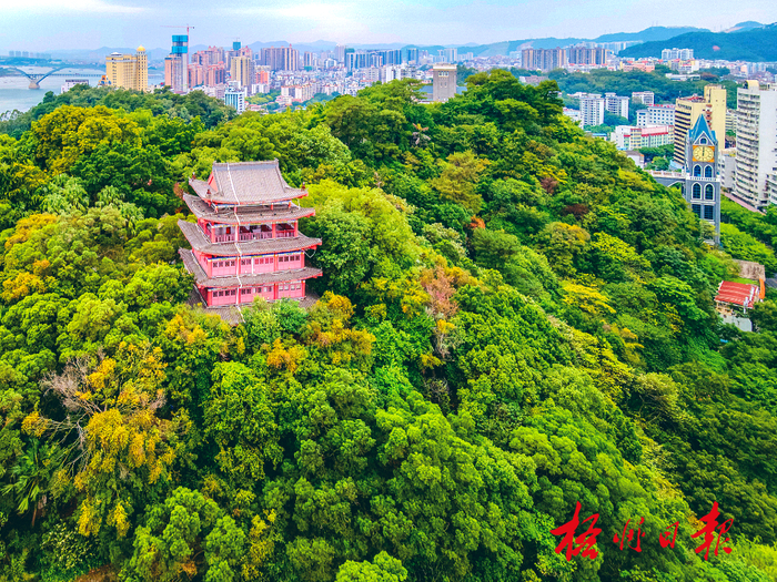 鹤岗楼 陈凡 摄