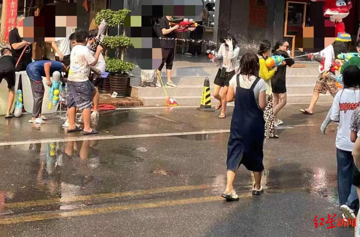 ↑李女士拍摄的泼水活动现场。受访者供图