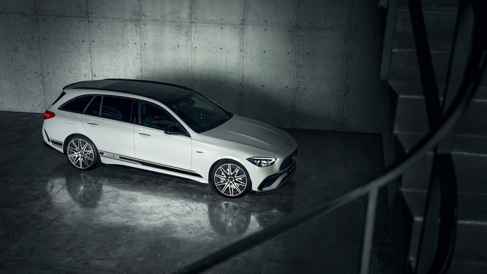 图为全新梅赛德斯-AMG C 43 4MATIC旅行轿车特别版