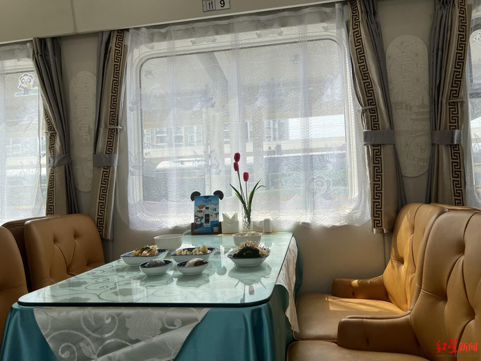 ▲“熊猫专列”列车内部 资料图