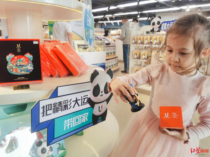 ▲外国小女孩对“蓉宝”爱不释手