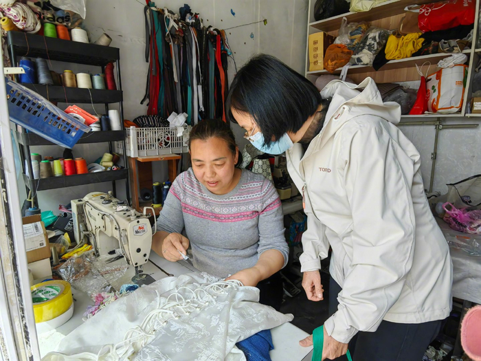 史占领正在为居民修改衣服。