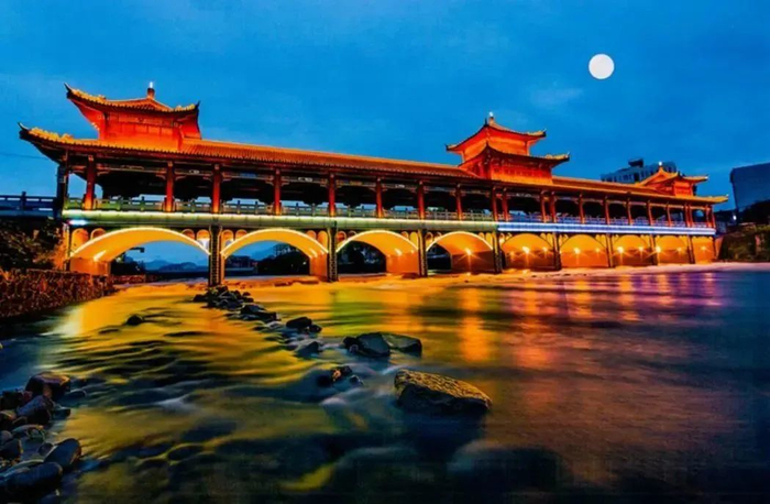 灯光璀璨的长寿桥 图片来源：蒙山县文化广电体育和旅游局