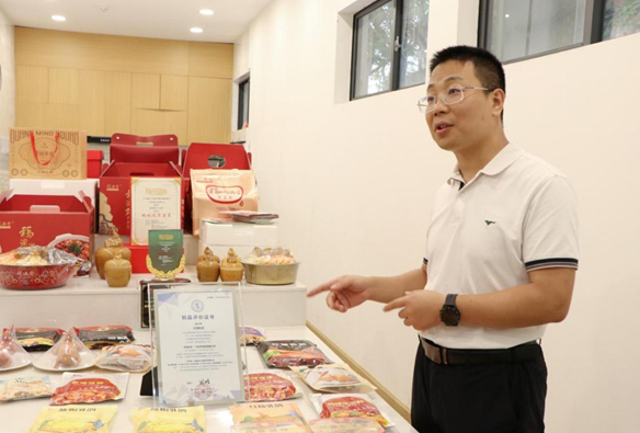 广东润邻食品有限公司总经理赵德智现场介绍润邻食品“圳品”预制菜