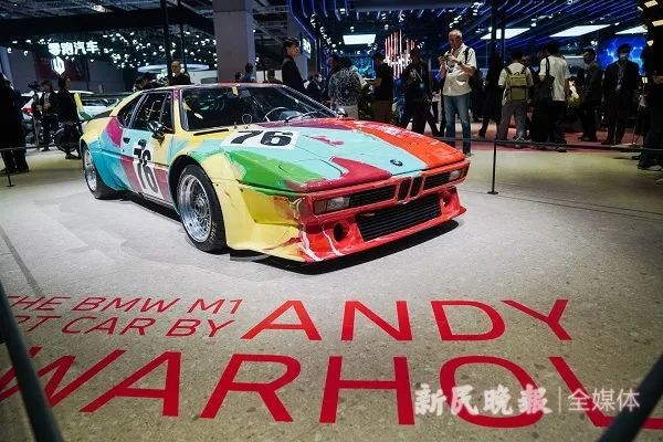 图说：宝马展台照片安迪沃荷创作的宝马M1艺术车