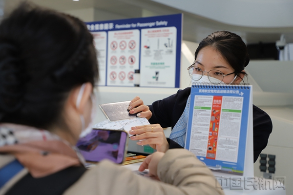 东航工作人员在大兴机场G岛服务旅客