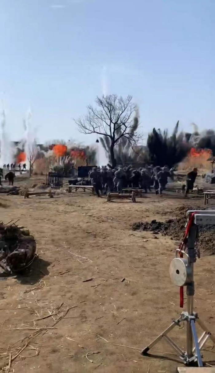  大学生群演体验“爆破戏” 图/视频截图