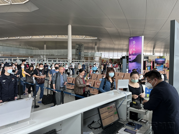 东航旅客从南京启程赴台北桃源机场（东航供图）