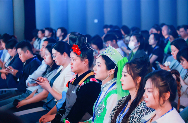 首届“数字木兰”女性发展年会上，来自各地的“数字木兰”代表和各界专家学者齐聚现场参会。主办方供图
