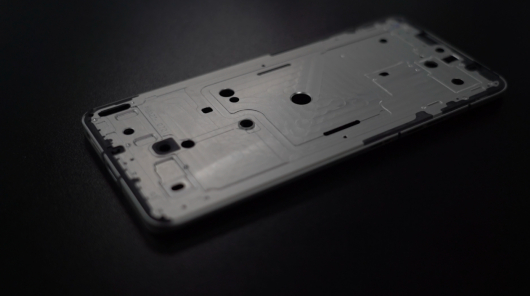 用烯碳铝合金制成的手机中框更轻