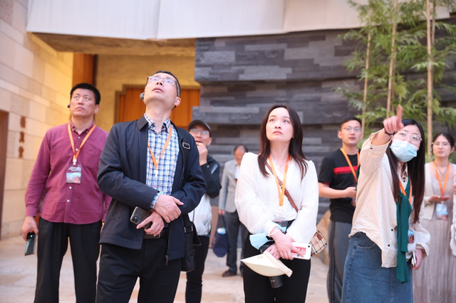 （牛首山的美景让媒体嘉宾驻足停留 宋峤摄）