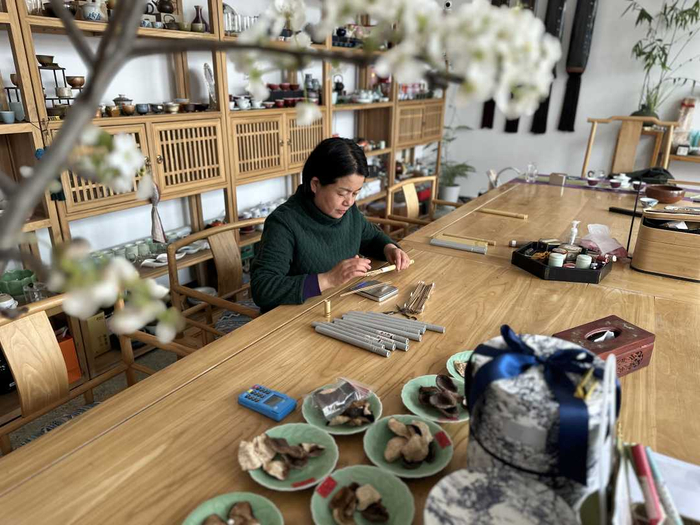 三河市燕郊镇西柳河屯村一民俗小院内，工作人员正在展示古法制香。高澍摄