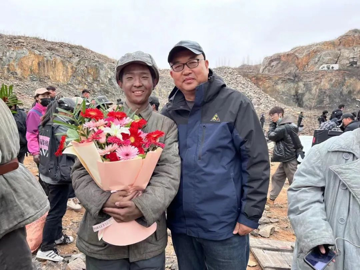  徐艺航与《大突围》总导演杨真合影 图/受访人提供