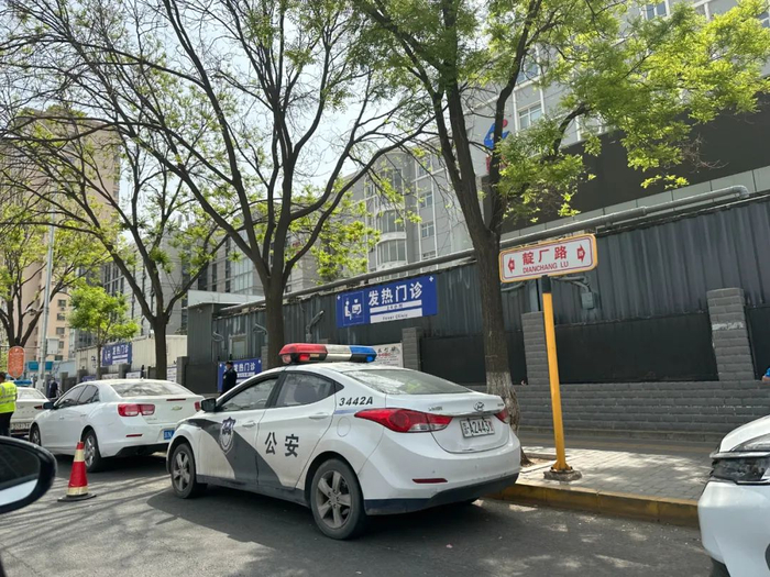 2023年4月19日，北京长峰医院门口。本刊记者/牛荷 摄