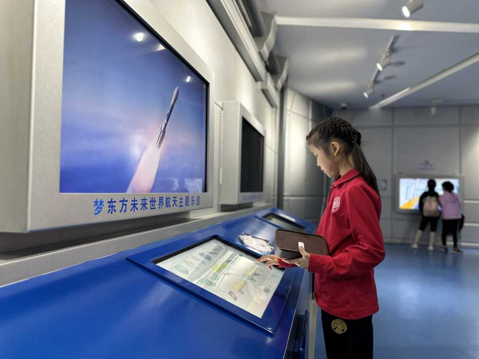 三河市梦东方未来世界航天主题乐园，小学生正在体验科普项目。高澍摄