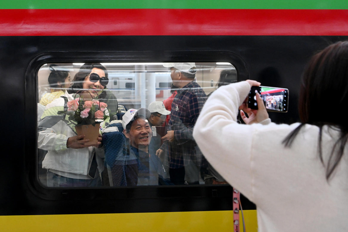 ▲4月13日，云南昆明，中老铁路国际旅客列车正式开行 