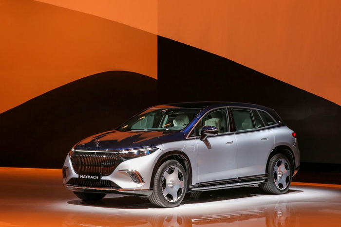 图为全新梅赛德斯-迈巴赫EQS纯电SUV
