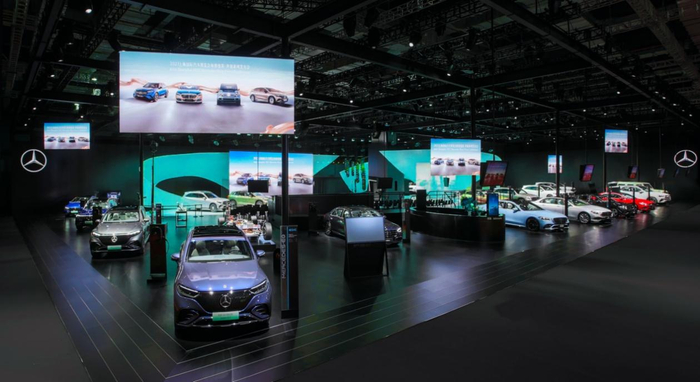 图为梅赛德斯-奔驰车展现场