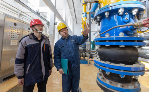 　公司员工在金源种业厂区开展客户走访  潘磊 摄