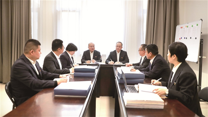 图为河南省郑州市纪委监委第十一审查调查室工作人员围绕范江民案有关问题进行讨论。穆伟伟 摄