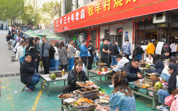 ▲2023年3月31日，在山东淄博网红烧烤店牧羊村烧烤店前，候餐的人群排起了长龙。图/IC photo