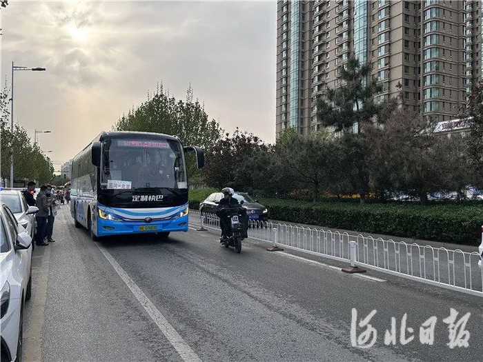 4月17日，京津冀定制快巴驶入三河市燕郊天洋城广场站。通讯员高澍摄
