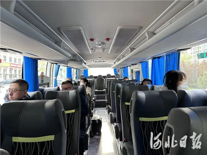 4月17日，乘客们在京津冀定制快巴上等待发车。通讯员高澍摄