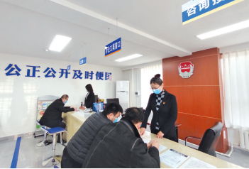 图为丹东市行政复议立案服务大厅工作人员正在接待当事人。