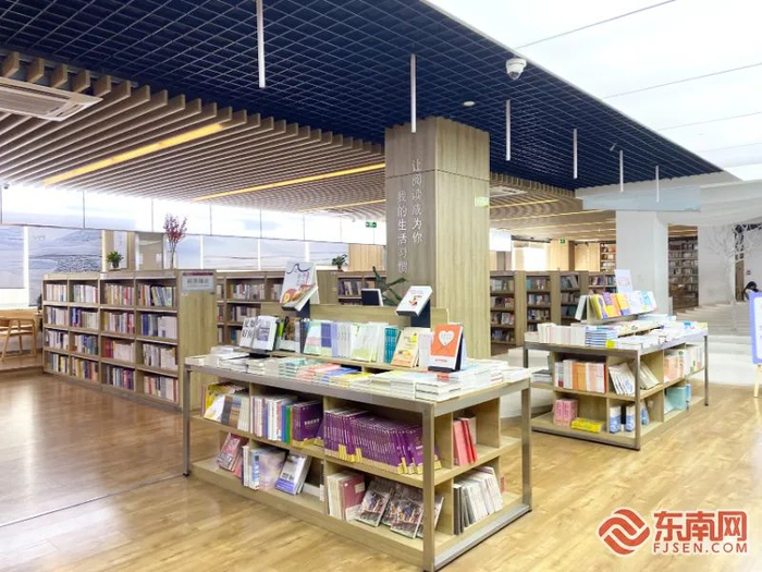 新华书店图书城二层内景。陈玲汇 摄