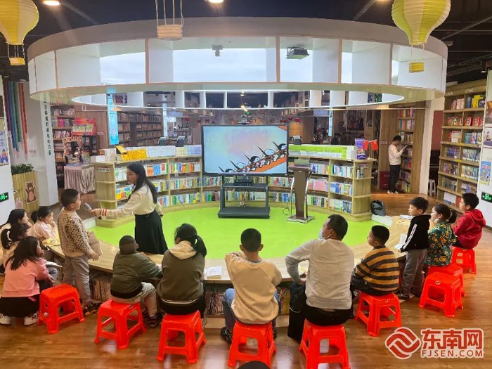 新华书店图书城二层亲子活动中心。吴丽娟 供图