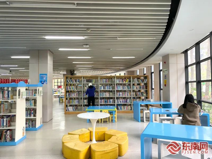 宁德市图书馆一层阅读区。陈玲汇 摄
