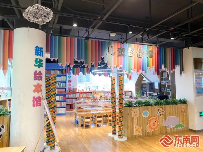 新华书店图书城二层新华绘本馆与儿童智造馆。陈玲汇 摄