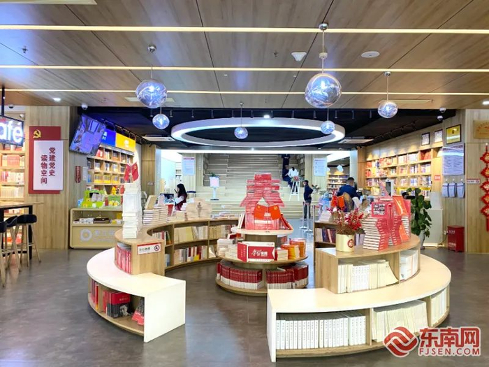 新华书店图书城一层内景。陈玲汇 摄