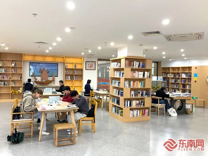 宁德市图书馆二层城市书屋阅读区。陈玲汇 摄
