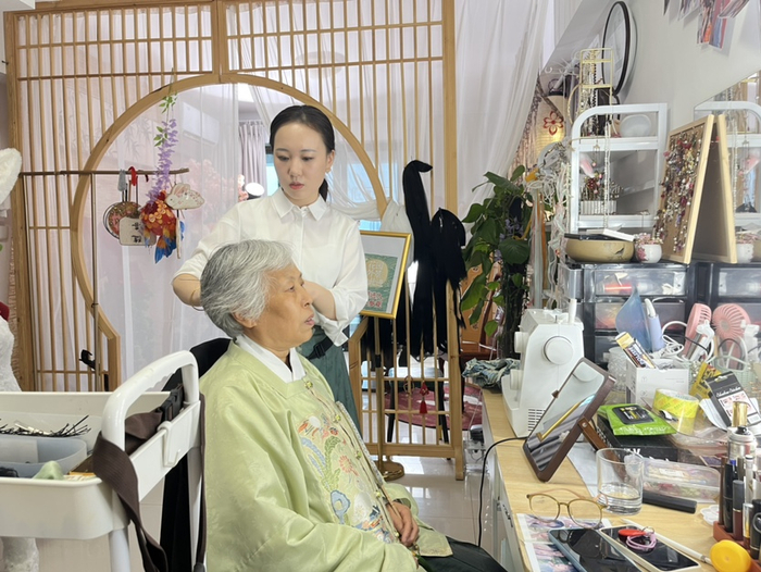 刘澄澄正在给顾客做汉服妆造。记者 刘子榕摄