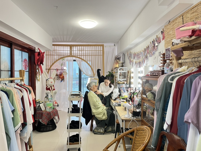 刘澄澄和她所经营的南梦鹿鸣汉服体验馆。记者 刘子榕摄