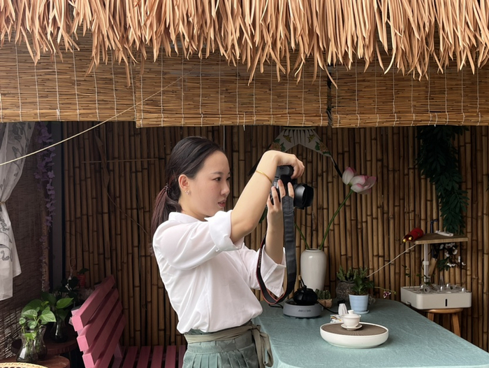 刘澄澄正在给顾客拍摄。记者 刘子榕摄