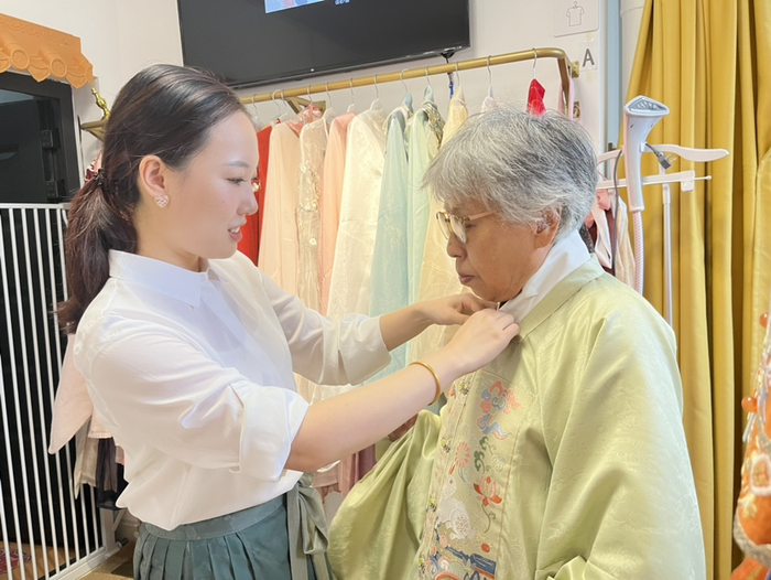 刘澄澄帮顾客穿戴汉服。记者 刘子榕摄