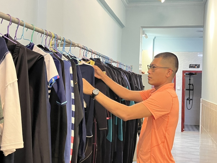 杨兴业正在整理店内冲浪服。记者 刘子榕摄